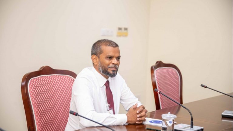 އިލެކްޝަންސް ކޮމިޝަންގެ މެންބަރުކަމަށް ޝަކީލް އައްޔަންކުރަން މަޖިލީހުން ރުހުންދީފި އިލެކްޝަންސް ކޮމިޝަން (އީސީ) ގެ ހުސްވެފައިވާ މެމްބަރު ކަމުގެ މަގާމަށް ހައްޖު ކޯޕަރޭޝަންގެ މެނޭޖިން ޑިރެކްޓަރު މުހައްމަދު ޝަކީލް އައްޔަންކުރަން ރައްޔިތުންގެ މަޖިލީހުން ރުހުންދީފި