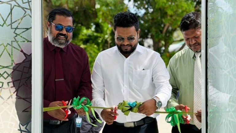 ކަލައިދޫގައި އެމްއައިބީގެ އޭޓީއެމްއެއް ހުޅުވައިފި ލ. ކަލައިދޫގައި އެމްއައިބީގެ އޭޓީއެމް ހުޅުވުމަށް ބޭއްވި ރަސްމިއްޔާތުގެ ތެރެއިން --- ފޮޓޯ: އެމްއައިބީ