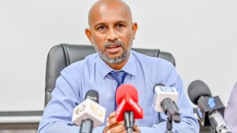 ގާނޫނީ ޒިންމާއަށް ހުރަސްއެޅި ކަމަށް ބުނެ ރައީސް އޮފީސް 2،000 ރުފިޔާ އިން ޖޫރިމަނާކޮށްފި އިންފޮމޭޝަން ކޮމިޝަނަރު އަހުމަދު އާހިދު ރަޝީދު