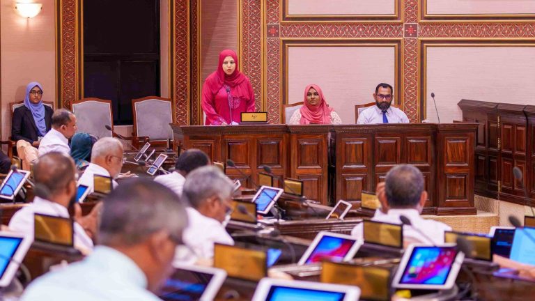 ޗައިނާގެ އެހީގައި ދާރުލްއާސާރު ބެލެހެއްޓުމުގެ މަސައްކަތް ފަށަނީ: ފަންޑިން ވަނީ ހަމަޖެހިފައި! ގަލޮޅު އުތުރު ދާއިރާގެ މެންބަރު މުޙައްމަދު އިބްރާހީމް، މިމިނިސްޓަރ އޮފް އާޓްސް، ކަލްޗަރ އެންޑް ހެރިޓޭޖް ހީނާ ވަލީދު އާ ސުވާލުކުރެއްވުން