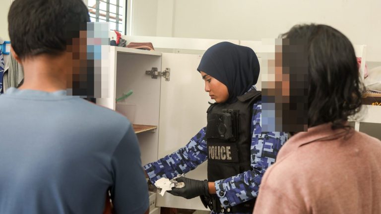 ޖަލުތަކުގެ ސަލާމަތީ ކަންކަން ވަރުގަދަކުރުމަށް ހިންގި ބޮޑު އޮޕަރޭޝަން ކާމިޔާބުކަމާއެކު ނިންމާލައިފި ޖަލުތައް ބަަލައިފާސްކުރުމަށް ފުލުހުން ހިންގި އޮޕަރޭޝަންގެ ތެރެއިން -- ފޮޓޯ: ފުލުހުން