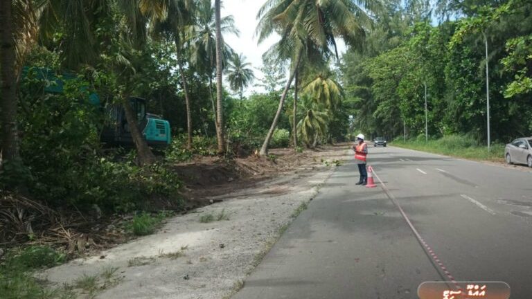 އައްޑޫ ލިންކް ރޯޑު ބަންދުނުކޮށް، އާރްޑީސީން މަސައްކަތް ކުރިއަށްގެންދާނީ އެއް ފަޅި ހުޅުވައިގެން: ވަޒީރު
