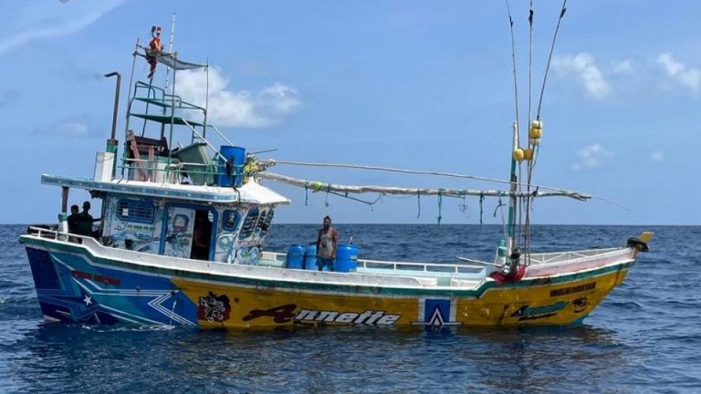 ގަވާއިދާ ހިލާފަށް ރާއްޖޭގެ ސަރަހައްދަށް ވަތް ލަންކާ ބޯޓެއް 6 ލައްކަ ރުފިޔާއިން ޖޫރިމަނާކޮށް ދައުލަތަށް ނަގައިފި މީގެ ކުރިން ގަވައިދާ ހިލާފަށް ރާއްޖޭގެ ސަރަހައްދަށް ވަތް ލަންކާ ބޯޓެއް
